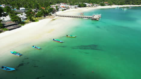 Boats-At-Chalok-Lam-Beach-With-Nearby-Pier-In-Koh-Phangan,-Thailand