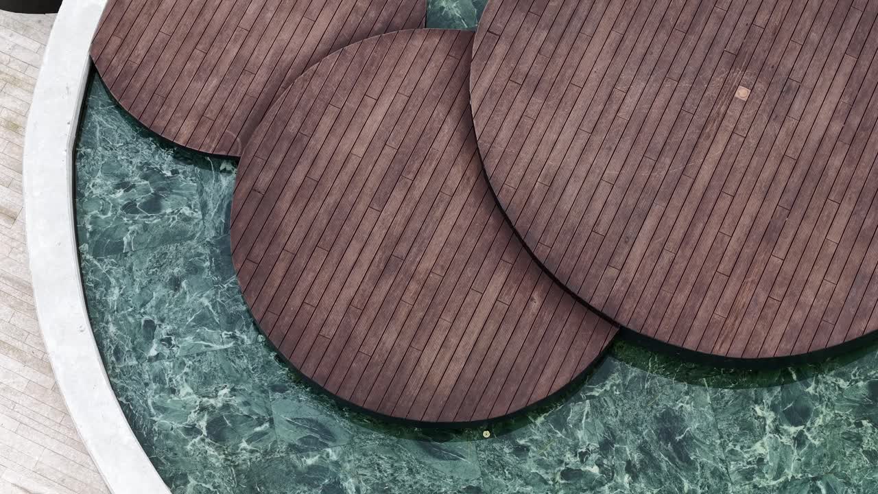 plataformas circulares de madera flotando sobre agua turquesa transparente