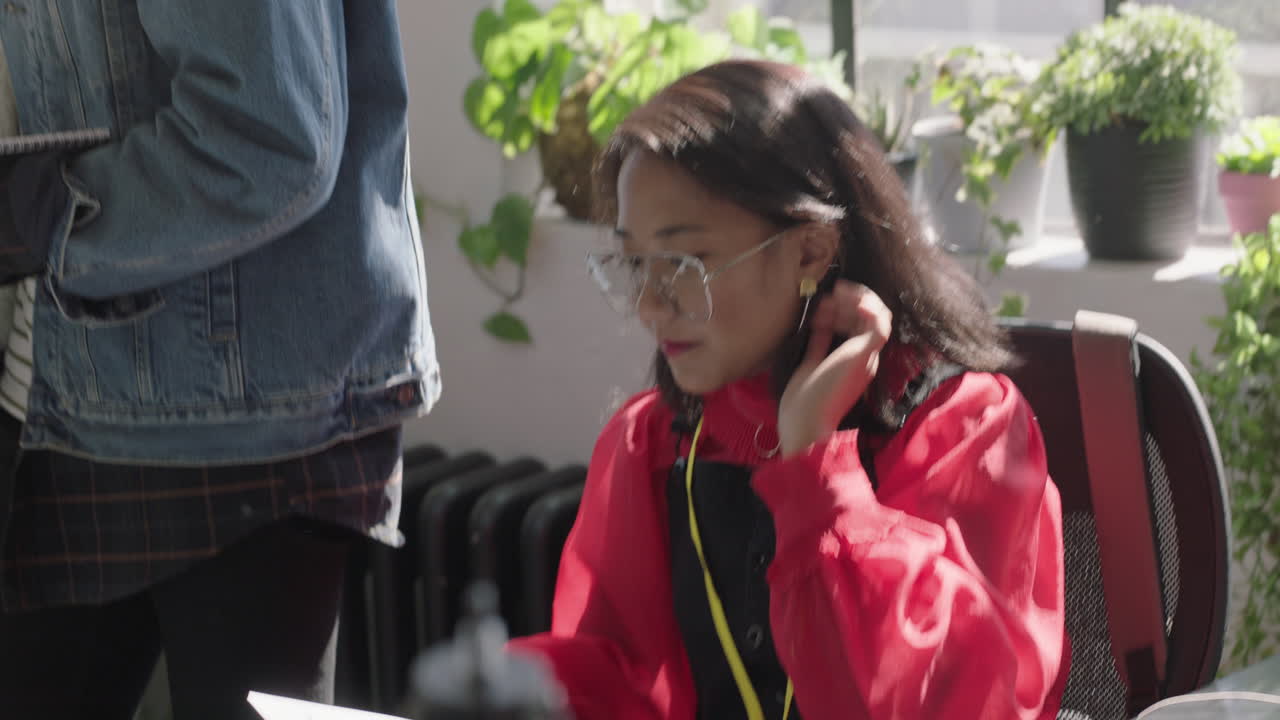 젊은 사업가들이  ⁇ 스 레이스 팀 리더를 만나서 문서를 공유하고 마케팅 전략에 대해 논의하고 아이디어를 모으고 다양한 사무실에서 성공적인 마감일을 계획합니다.