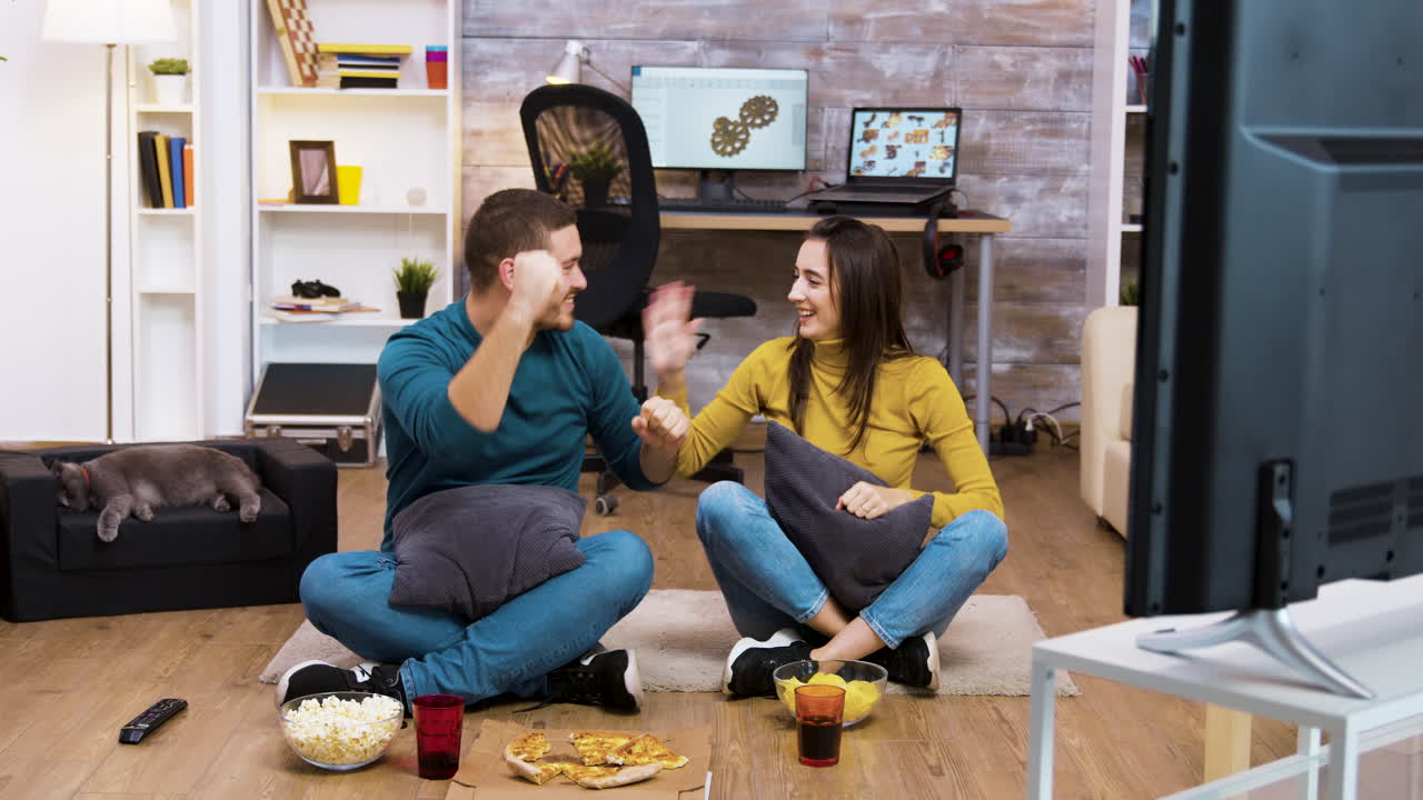 pareja viendo la televisión en casa