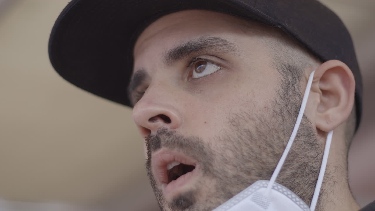 кавказский мужчина в маске снимает защитную маску, он не может дышать