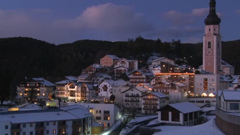 雪覆蓋的阿爾卑斯山提羅爾村的夜景在奧地利瑞士意大利斯洛文尼亞或東歐國家 1