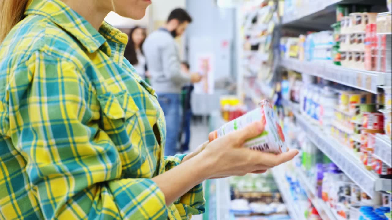 슈퍼마켓 에서 식료품 을 구입 하는 여자