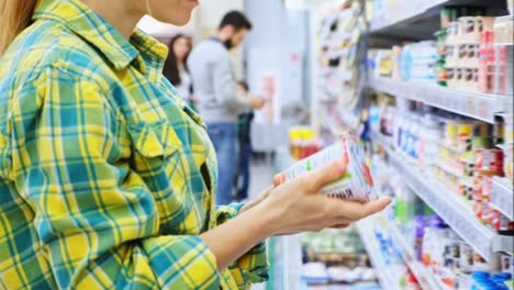 mujer comprando comestibles en un supermercado