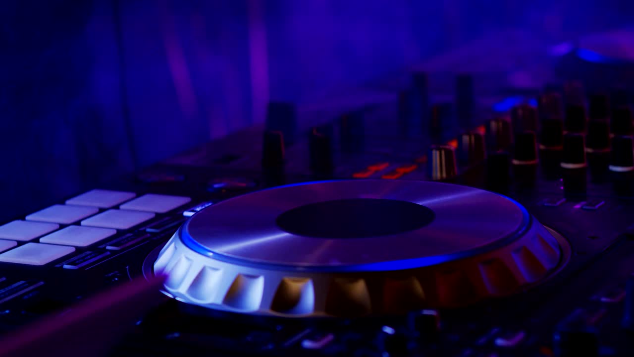 dj de fiesta en cámara lenta