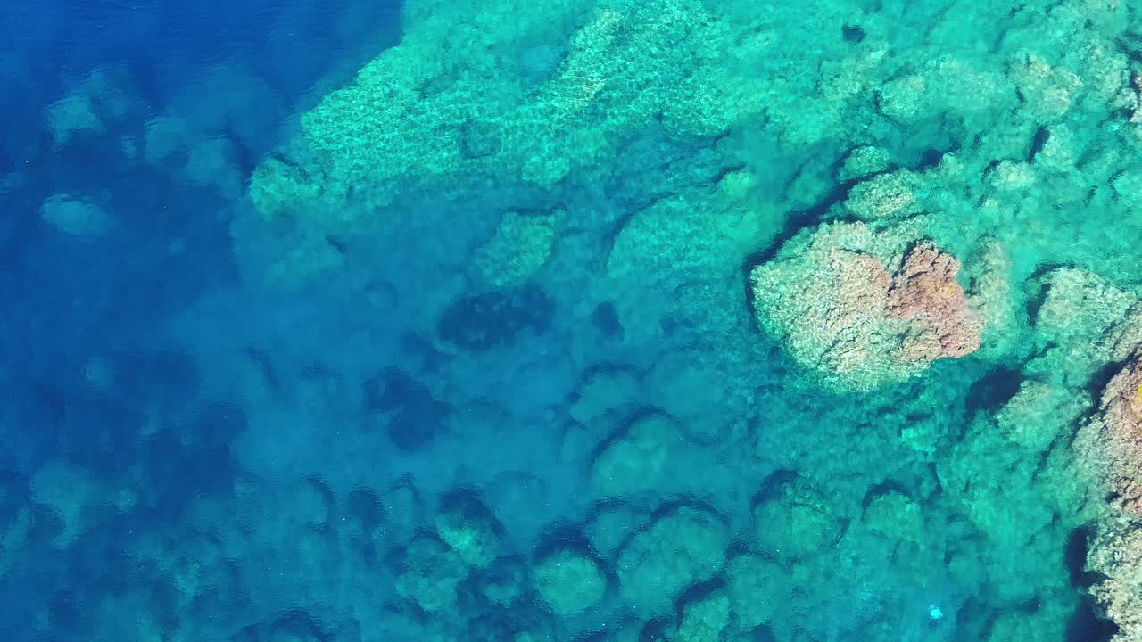 가장 아름다운 바다의 해변에서 저는 아버지를 볼 수 있습니다.