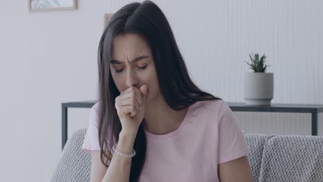 Mujer tosiendo