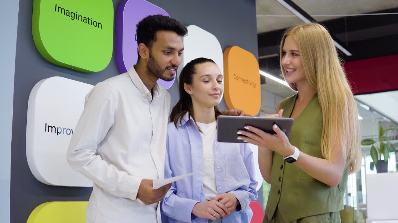 mujer que trabaja en una agencia de viajes