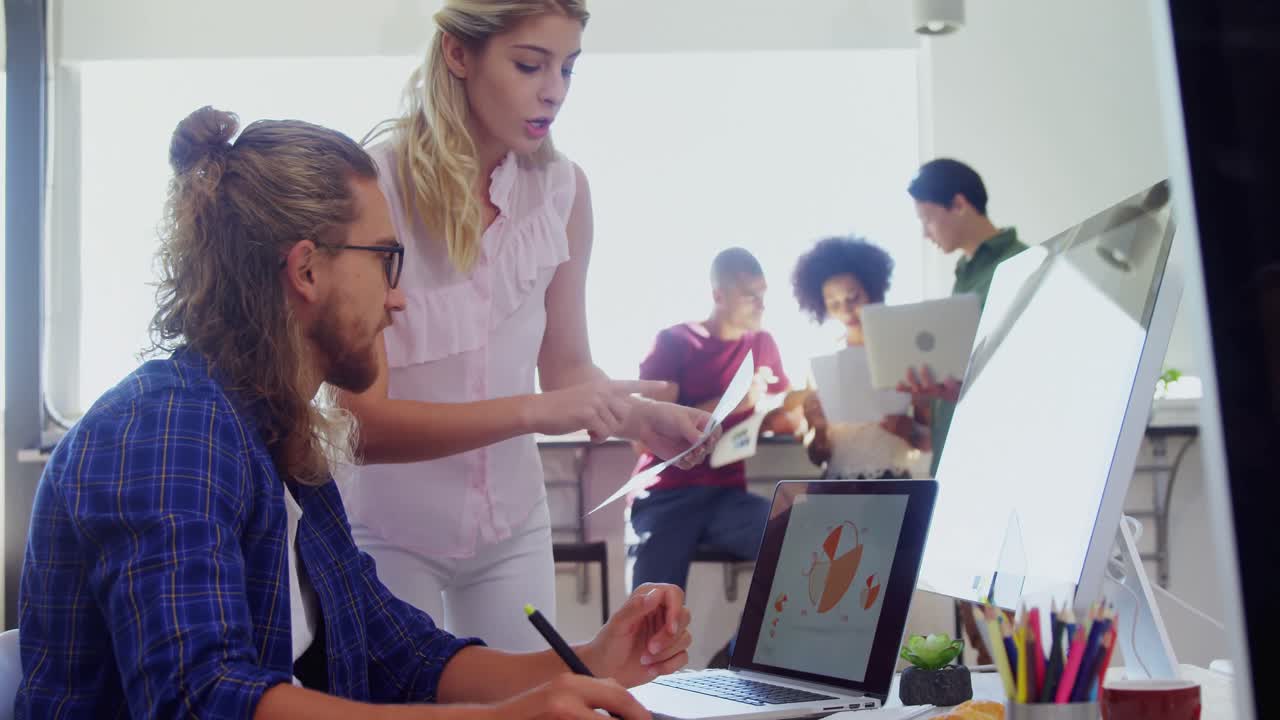 ejecutivos discutiendo sobre la computadora de escritorio en la mesa 4k