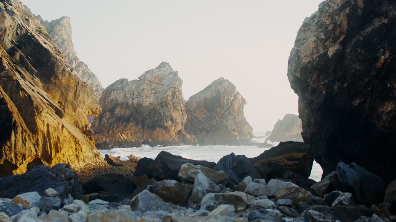 paisaje rocoso costero al amanecer