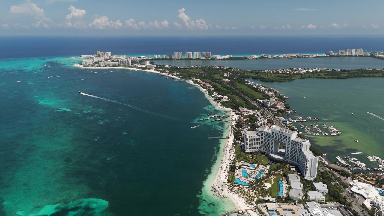 Ripresa aerea con drone di hotel sulla spiaggia di Cancun lungo la costa turchese, Messico.