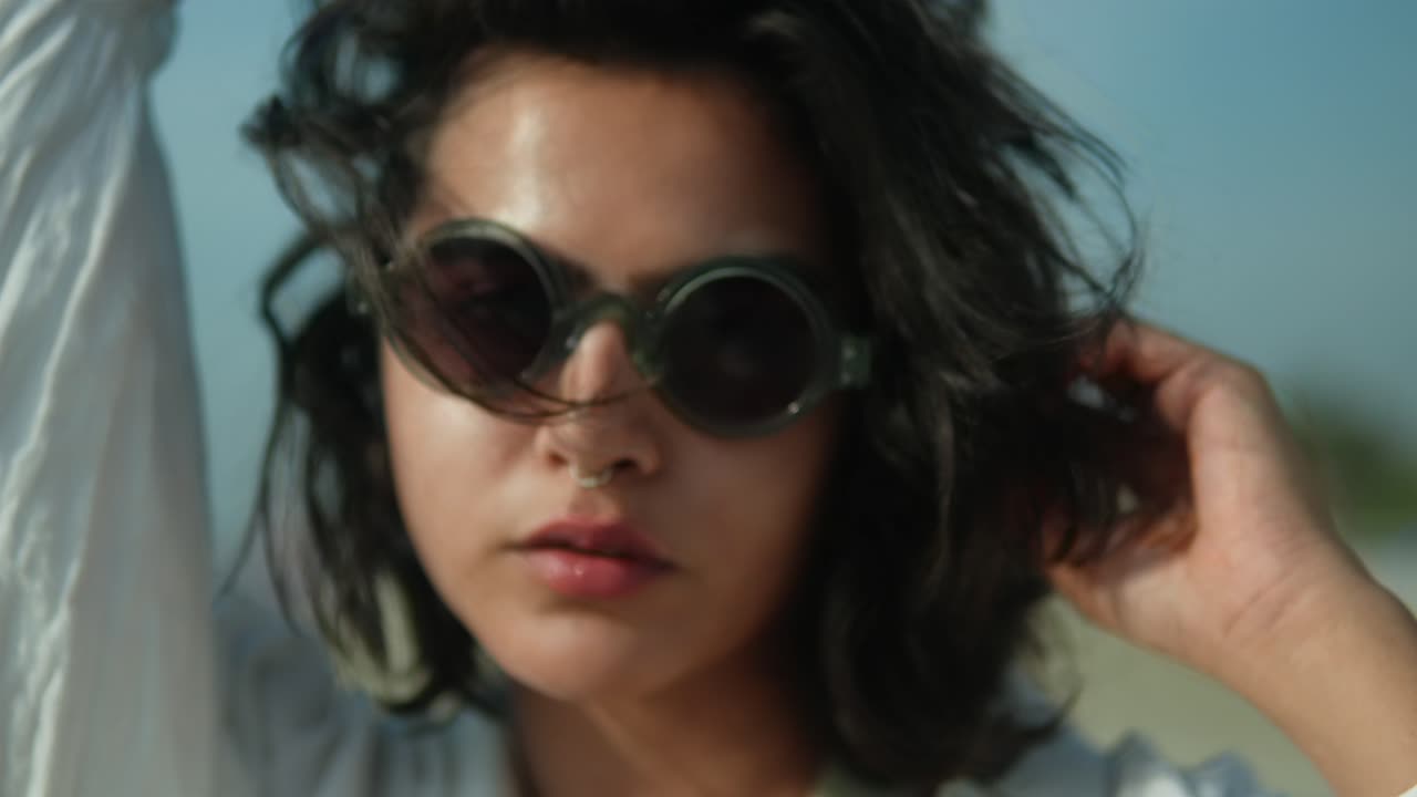 조용한 파도가 황혼에 조용한 해변에 상륙합니다. 낮은 각도에서 볼 수 있습니다.