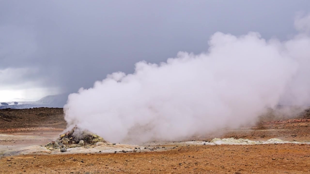Fumo denso proveniente da una fumarola geotermica a Hverir, Islanda.
