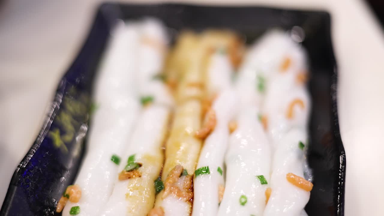 primer plano de rollos de fideos de arroz con ingredientes