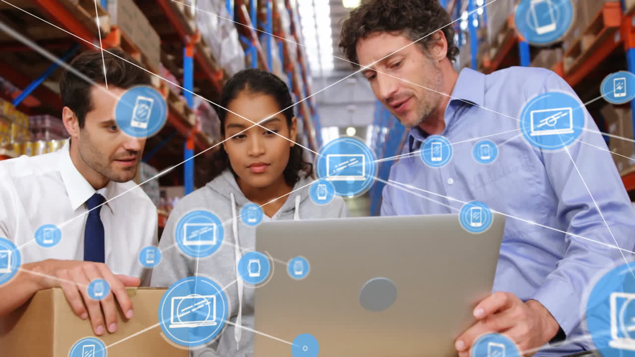 animación de la red de conexiones con iconos sobre diversos trabajadores que utilizan computadora portátil en el almacén