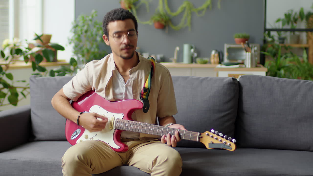 Blogueiro ministrando aula de violão on-line