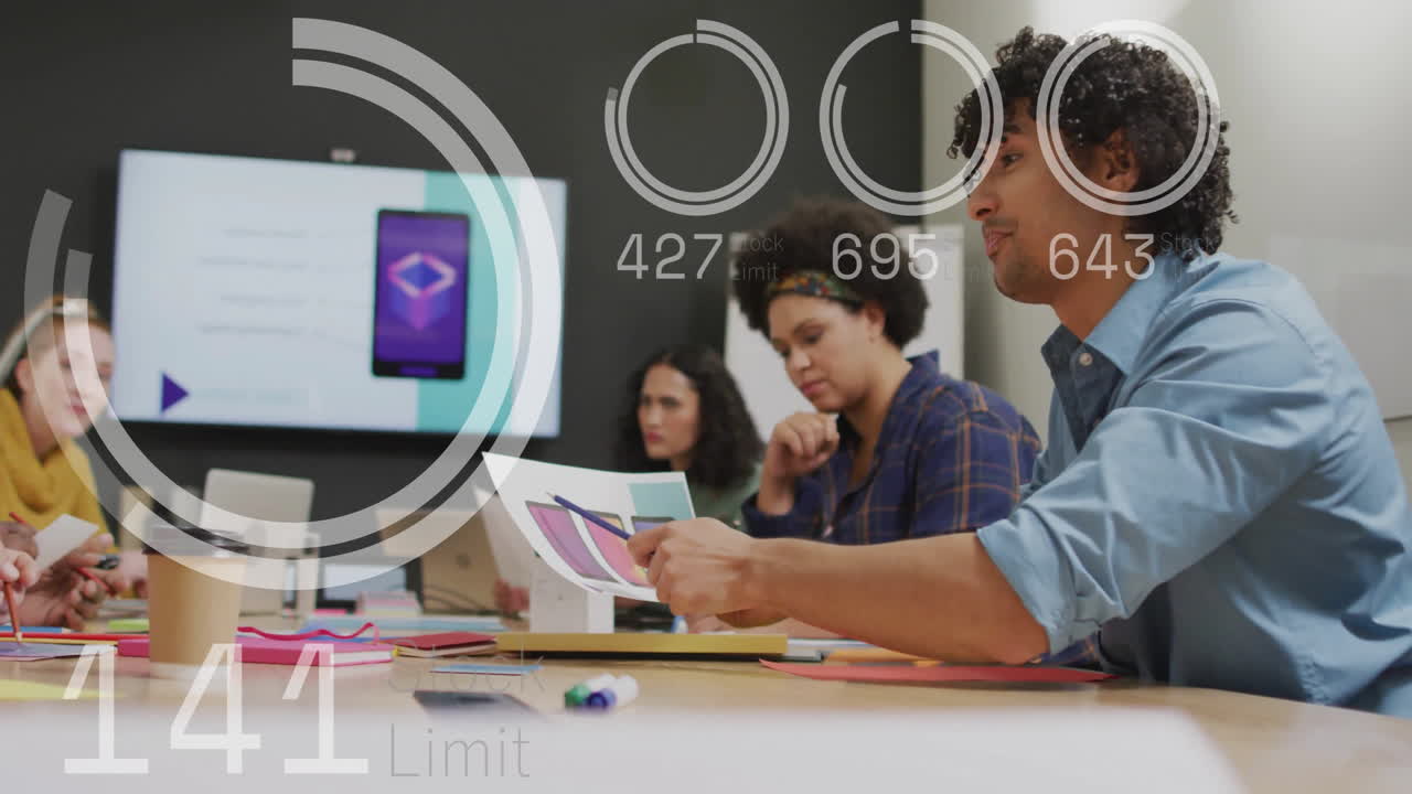animación del procesamiento de datos sobre diversas personas de negocios en la oficina