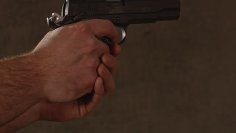 pistola entrando en el marco y apuntando al objetivo de la pantalla