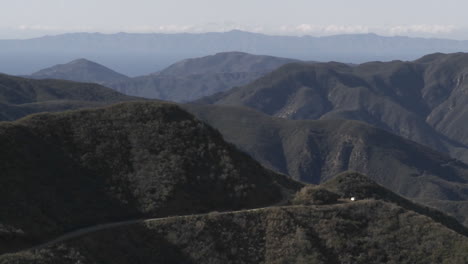 慢慢放大 santa ynez 山脉在加利福尼亚州的 ojai 上方