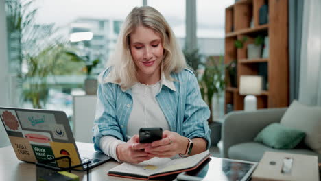 mujer usando teléfono inteligente en el escritorio