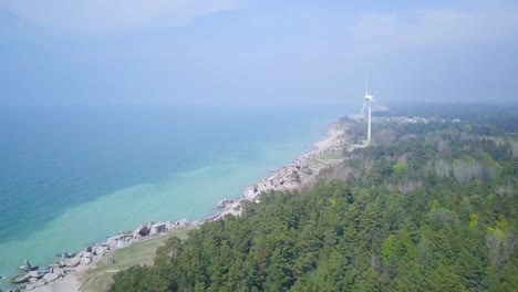 Vista-Aérea-De-Los-Edificios-De-Fortificación-Costeros-Abandonados-En-Los-Fuertes-Del-Norte-De-Karosta-En-La-Playa-Del-Mar-Báltico-En-Liepaja,-Letonia,-Mar-Tranquilo-En-Un-Día-Soleado,-Tiro-De-Drones-De-Gran-Angular-Que-Avanza