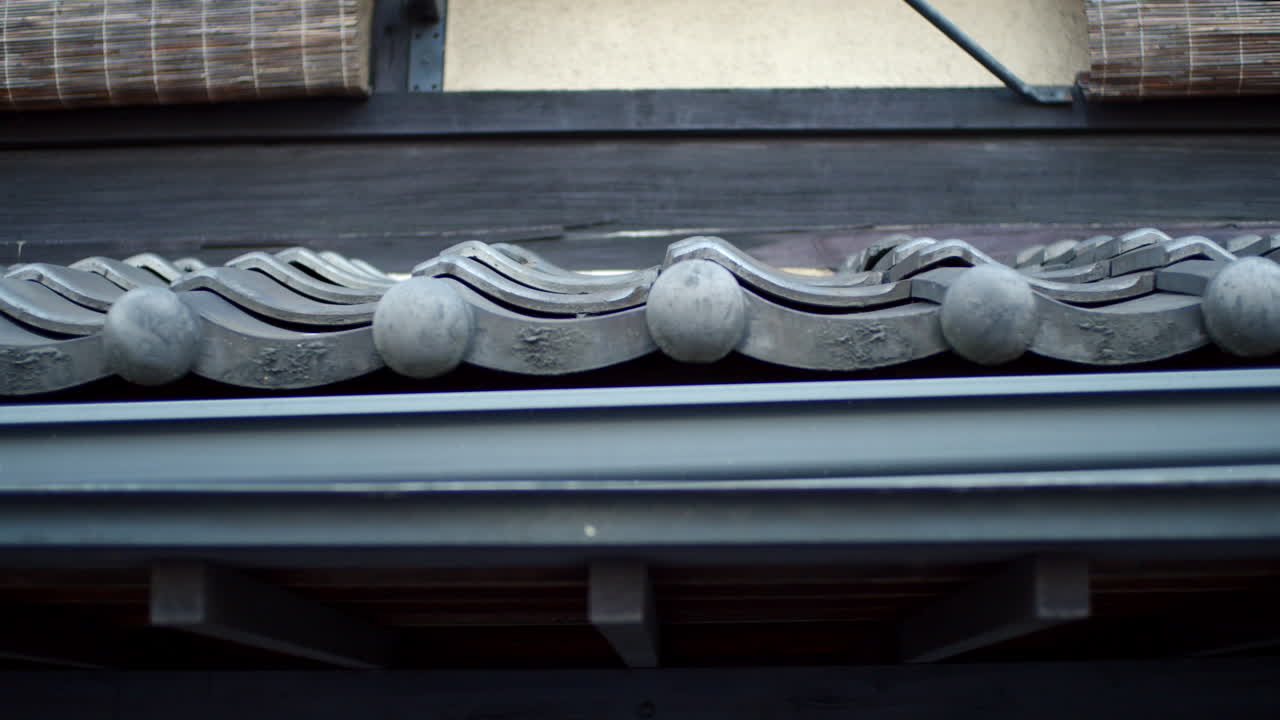 이른 아침 교토의 아름다운 구시가지 전통 일본식 옥상 팔레트, 일본 부드러운 조명