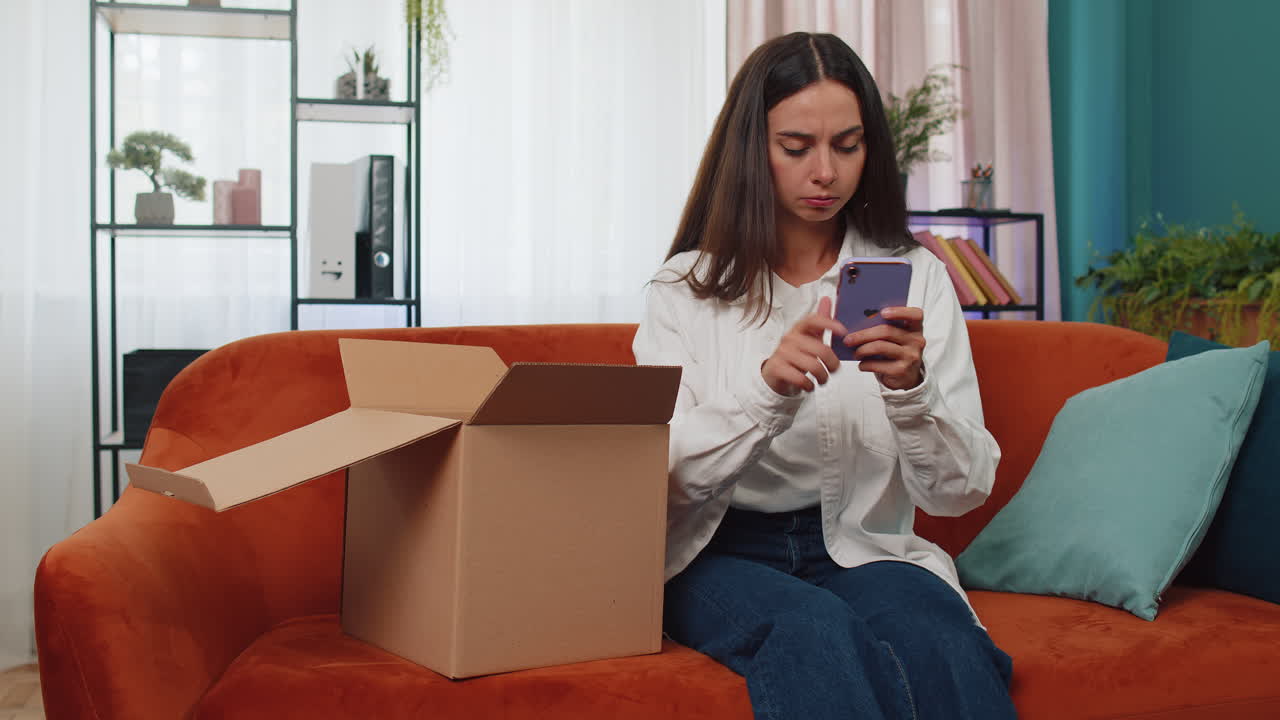 Compradora enojada e insatisfecha desempacando un paquete, sintiéndose molesta, confundida, entrega equivocada, estilo de vida