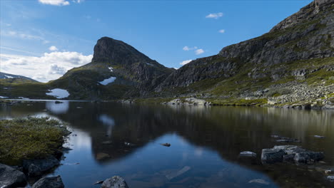 Reflexionen-Des-Blauen-Himmels-Und-Der-Weißen-Wolken-Auf-Dem-Seewasser-In-Storehorn,-Einem-Berg-In-Hemsedal,-Norwegen---Zeitraffer