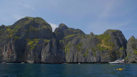 Boats-along-the-edge-of-the-Phi-Phi-Islands-in-Thailand