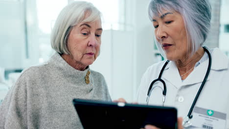 Gesundheitswesen,-ältere-Frau-Und-Arzt-Mit-Einem-Tablet