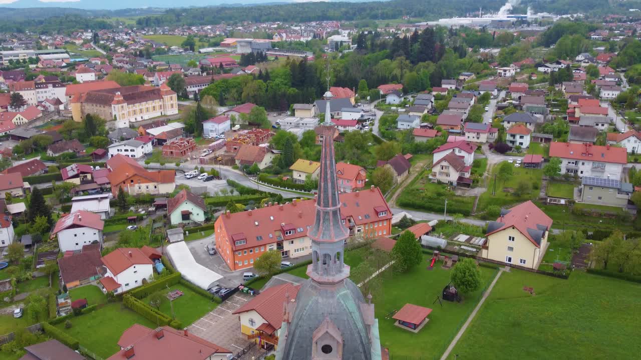 Vista aerea della città di Slovenska Bistrica a sud di Maribor nella Slovenia orientale