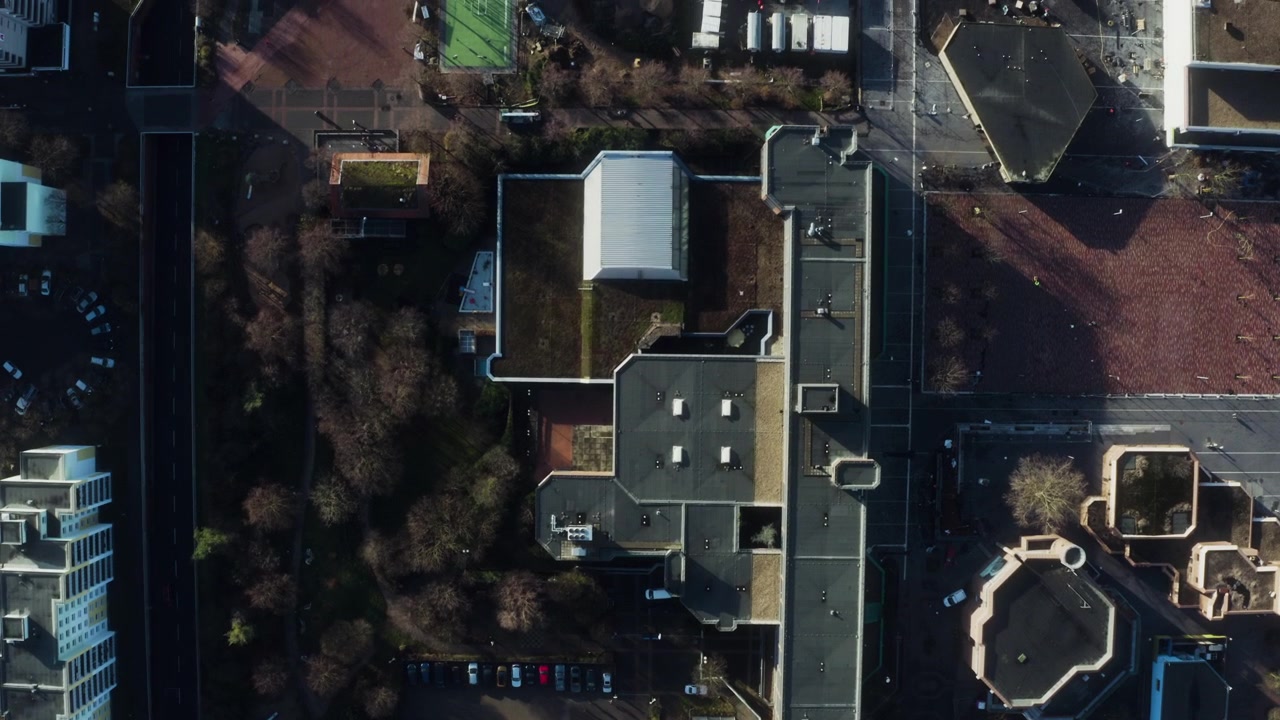 Kølns hustage og en løbebane ses nedenfor, mens dronen flyver fremad.
