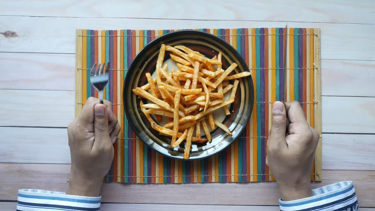 persona comiendo papas fritas deliciosas