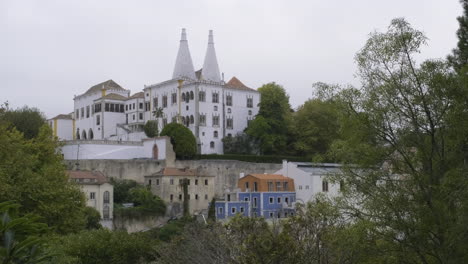 vista desde el este del palacio nacional de sintra en sintra, distrito de lisboa de portugal que muestra la sección manuelina