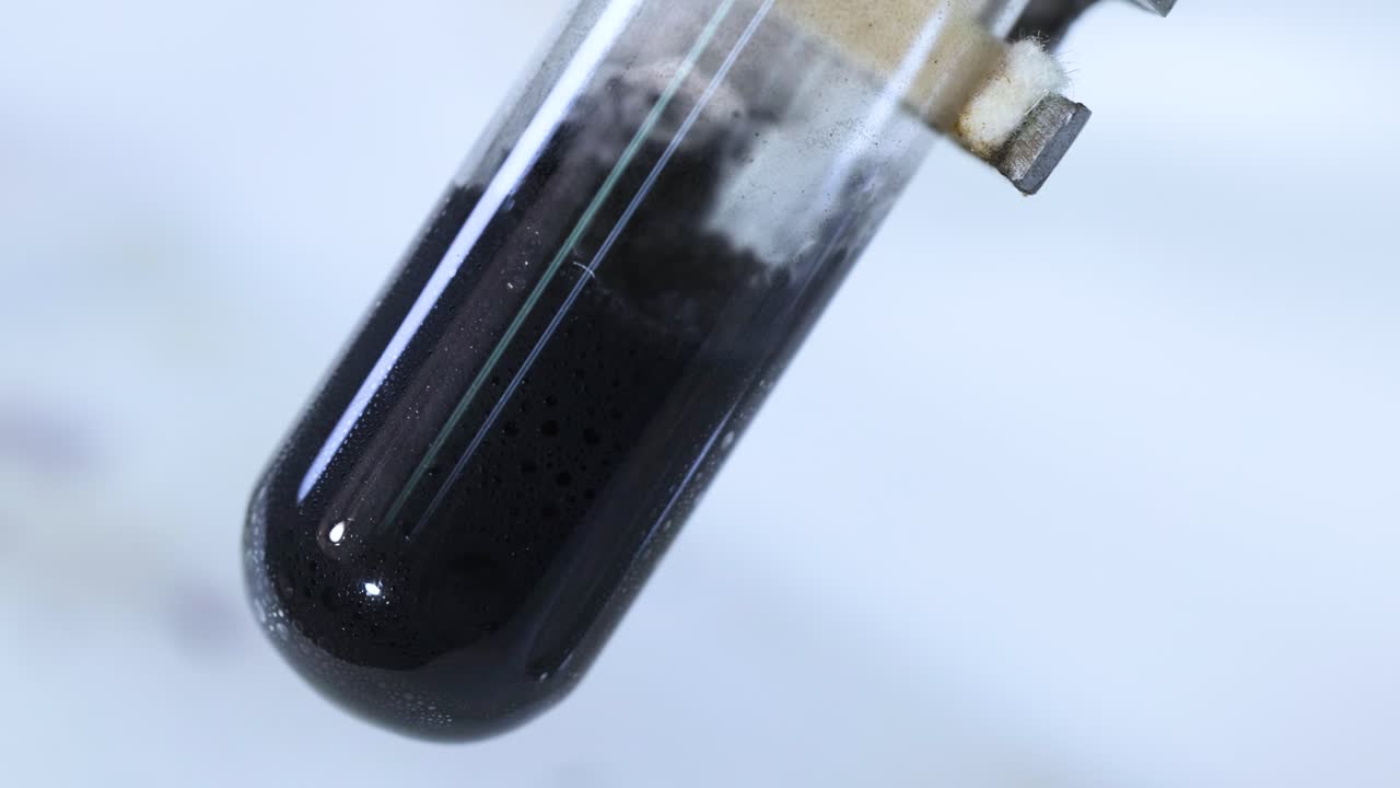 실험관에서 가스를 생성하는 화학 반응