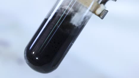 reacción química que produce gas en un tubo de ensayo