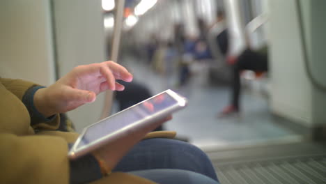 Frau-In-Der-U-Bahn-Mit-Tablet-PC