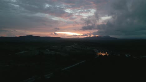 Hermosa-Vista-Aérea-Del-Atardecer-En-El-Puente-Rambungan-Kuching