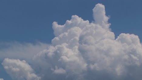 un lapso de tiempo de nubes tormentosas expandiéndose en un cielo azul 1