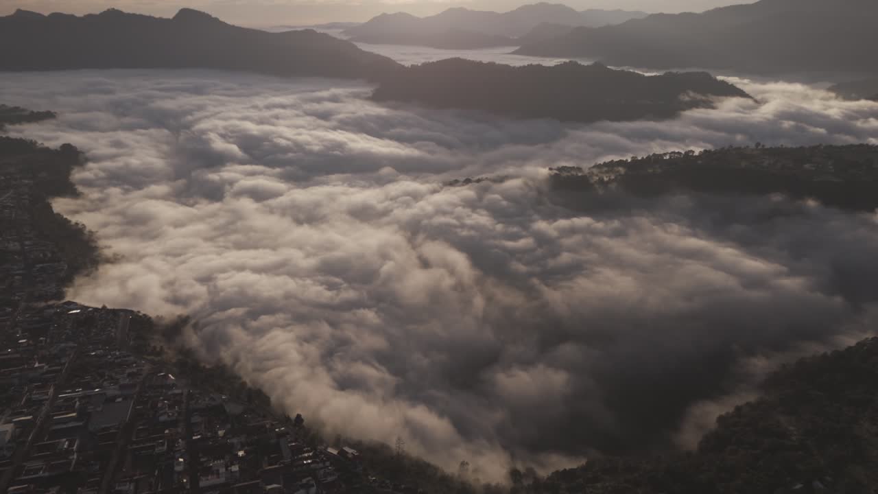 vista aérea del barranco de los pinzones dorados, la niebla blanca de zacatlan