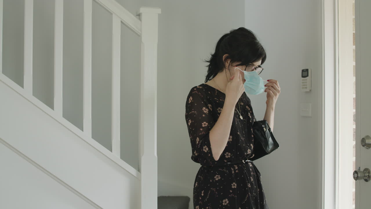 봉쇄 기간 동안 마스크를 쓰고 일하기 위해 집을 떠나는 비즈니스 우먼