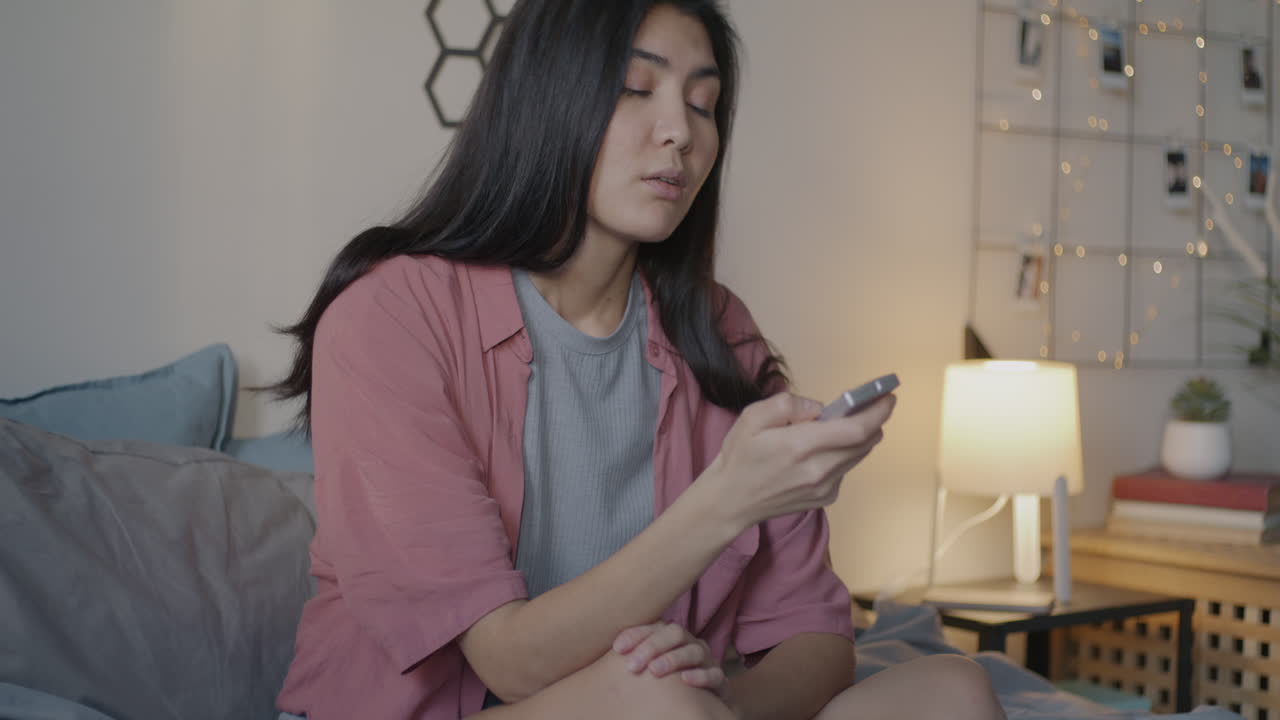 mujer relajándose en casa