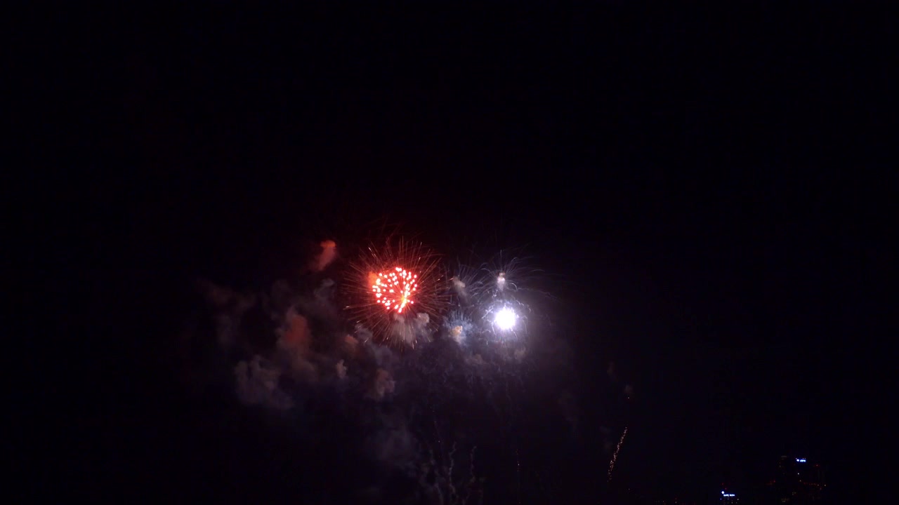 Fuochi d'artificio vivaci che esplodono su un cielo scuro alla vigilia di Capodanno in Thailandia