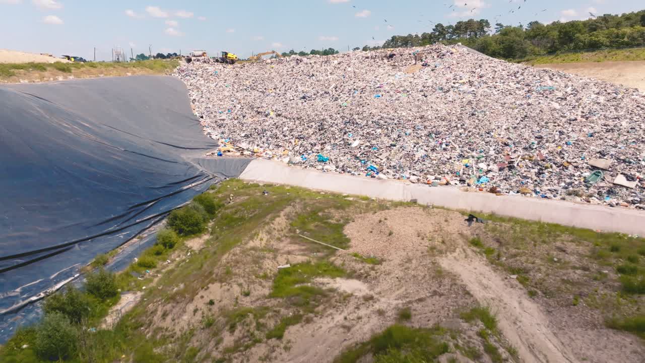 쓰레기 처리 센터에 묻힐 준비가 된 쓰레기 어리로 향하고 있습니다.