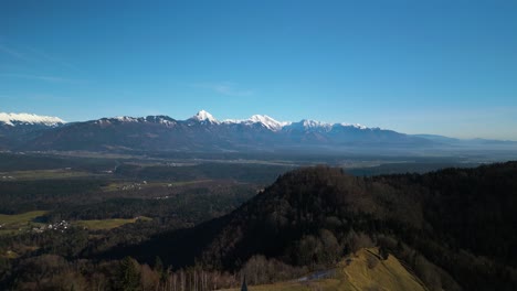 Drohne-Steigt-Herab-Und-Enthüllt-St