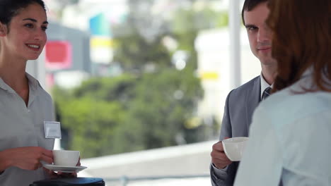 Colegas-En-Una-Pausa-Para-El-Café