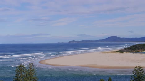 Meereswellen,-Die-Sich-Am-Sandufer-Anspülen---Leerer-Strand-Mit-Blauem-Himmel-In-Port-Macquarie---Sydney,-Nsw,-Australien