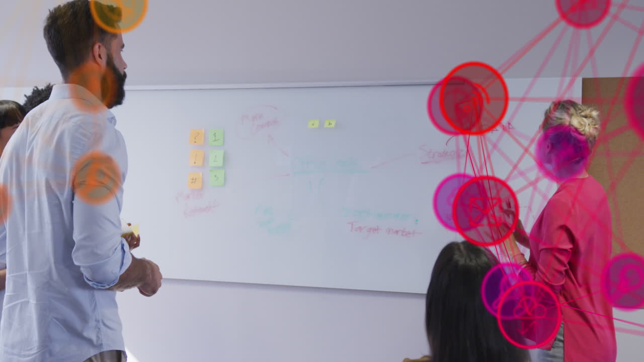 animación del procesamiento de datos y las conexiones entre diversas personas de negocios que trabajan en la oficina