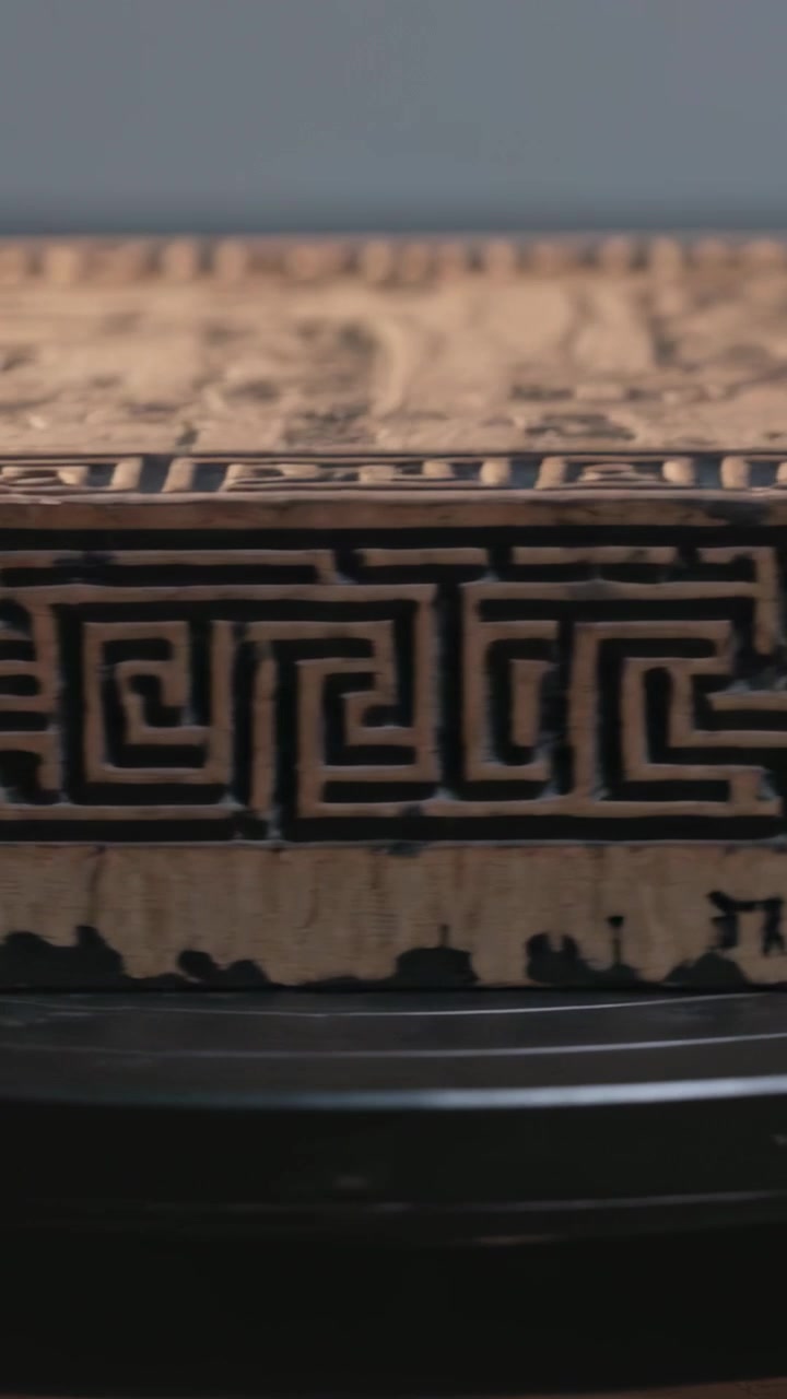 Video verticale: Base rotante che inizia a far girare una scatola di legno in studio, mostrando un intaglio bruciato e trucioli.