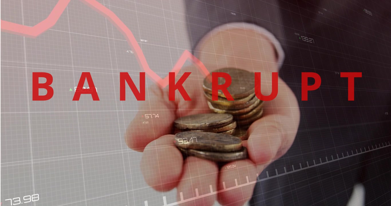 Roter Liniengraph fällt über den Bildschirm, offene Hand hält Münzen, BANKROTT-Einblendung zeigt Verlust